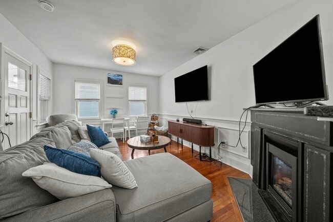 Building Photo - 293 W 2nd St