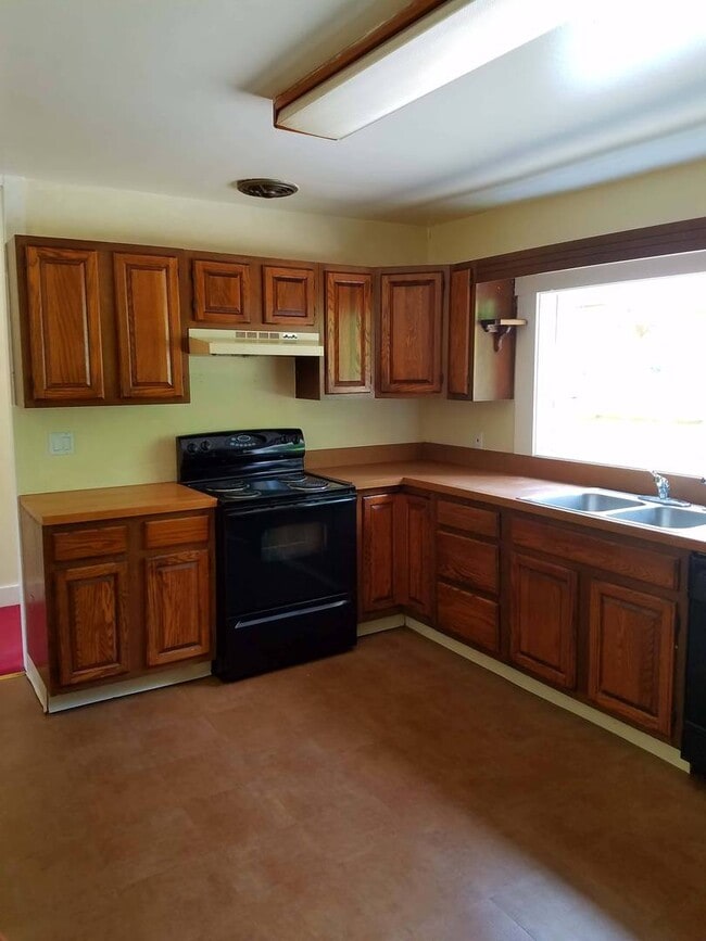 Building Photo - 1 Bedroom Freshly Painted Apartment with Bonus Room On Route 390 In Canadensis