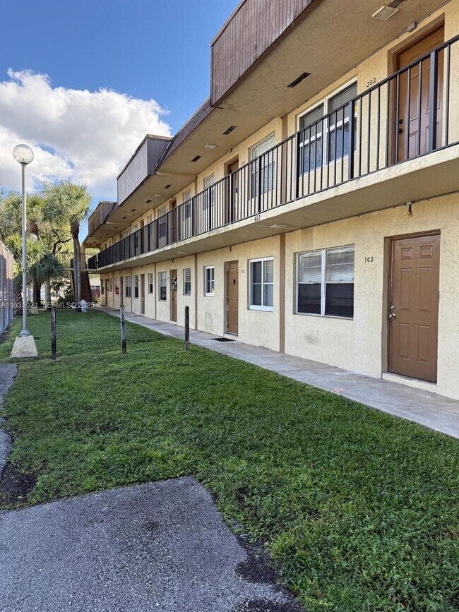 Building Photo - 402 Lakeside Dr