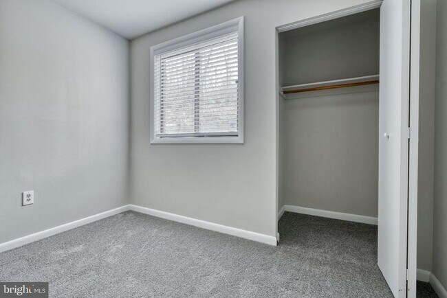 Building Photo - 140 Royal Oak Dr