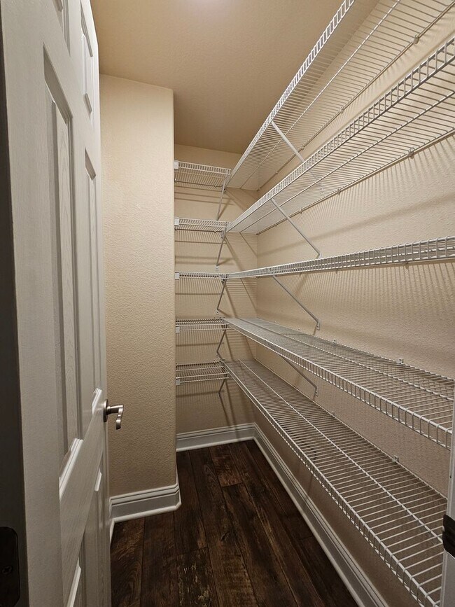 Building Photo - Beautiful and Expansive 4 Bed 3 Bath SFR by Buckley AFB