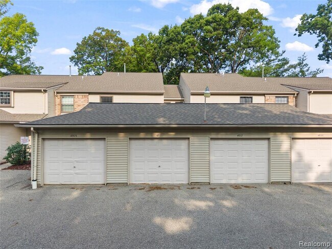 Building Photo - 4911 Oak Hill Dr