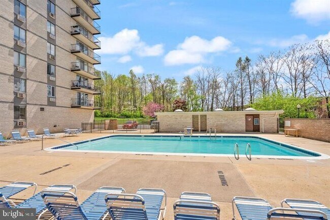 Building Photo - 3245 Rio Dr