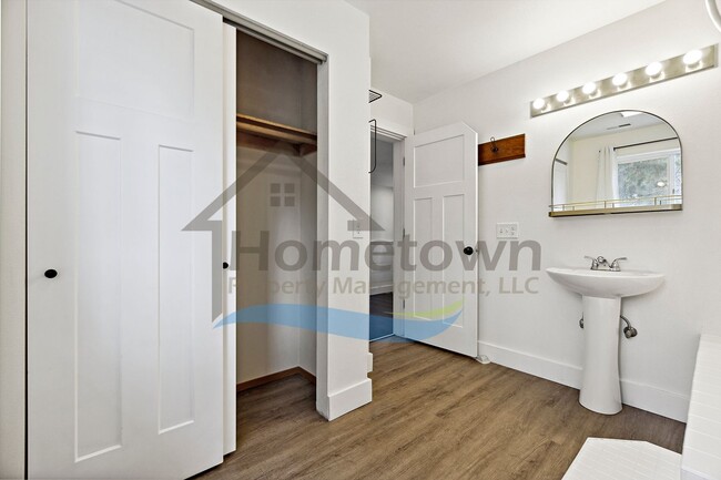 Building Photo - 4 Bedroom 4 Bathroom Home with Attached 2-...