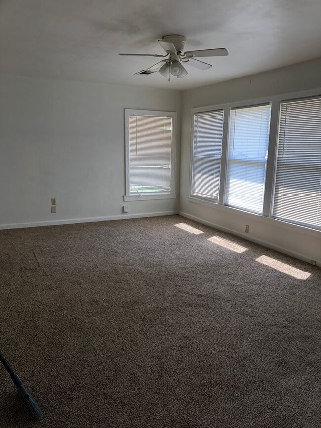 Building Photo - Charming 2 Bedroom Home with Garage in Sea...