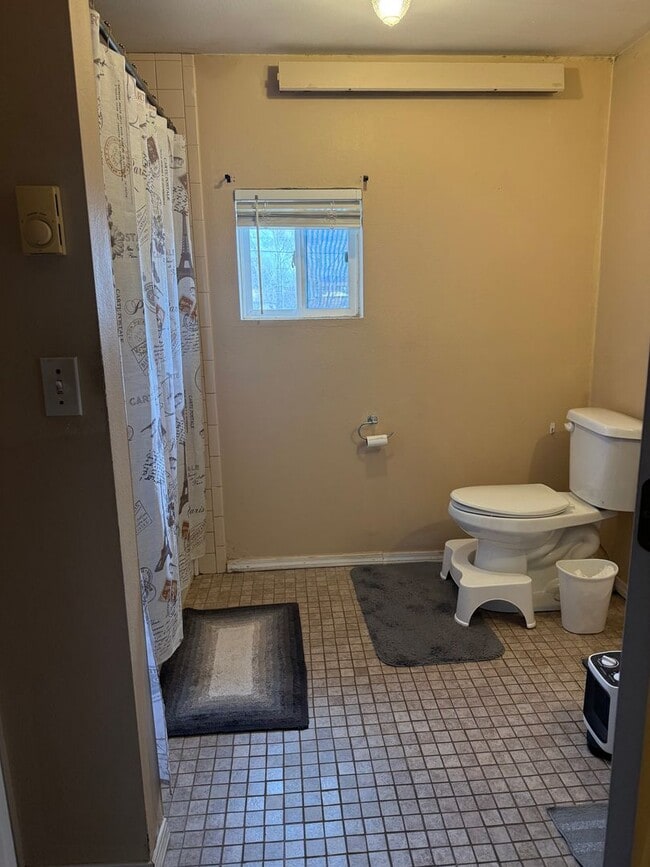 Building Photo - Lovely Fully Furnished 2 bed, 1 bath home