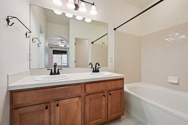 Building Photo - 3-Bed Townhouse with Open Floorplan, 2.5 Baths, and Fireplace in Rolling Hills!