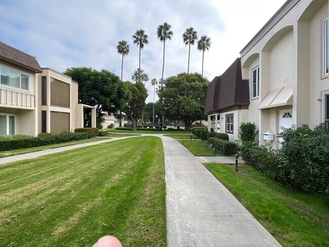 Building Photo - Villa Pacific: Remodeled 2 Bedroom 1.5 Bath Attached Townhouse,