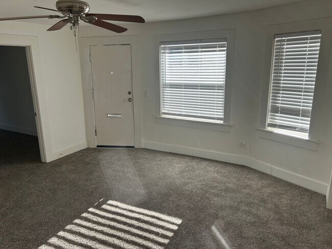 Building Photo - 3 Bedroom Unit Available Now!!