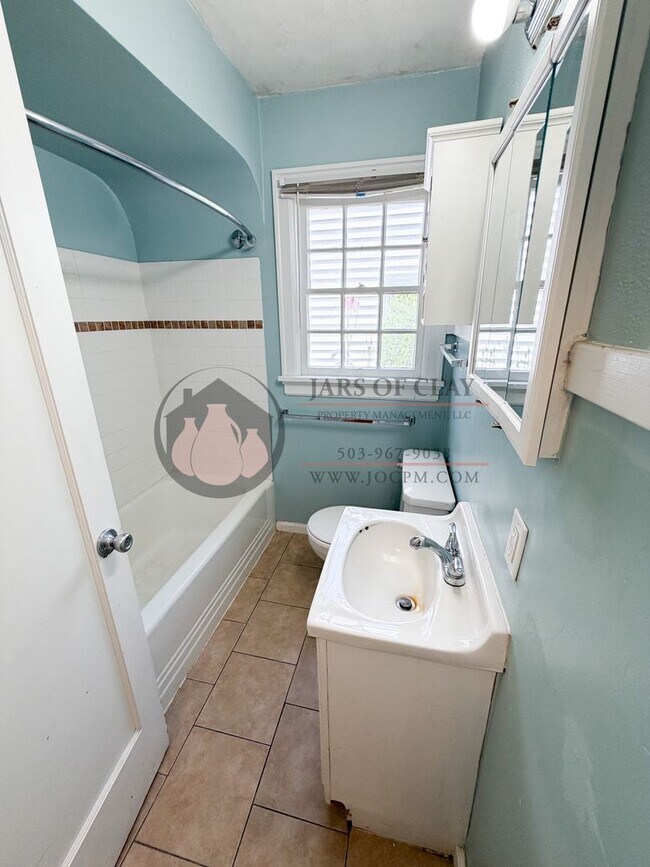 Building Photo - Spacious NE Salem Character Home | Pet Friendly | Central Heat