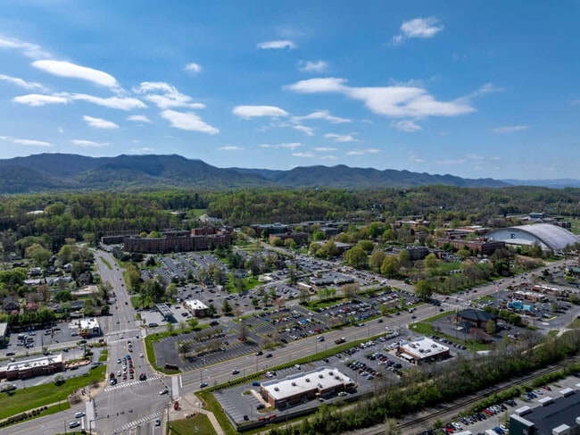 Building Photo - 220 Highland Ave