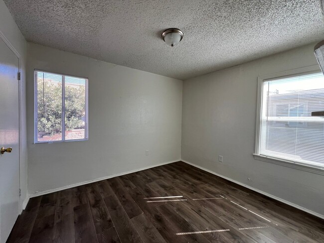 Building Photo - 3 Bedroom 1 bathroom House located near a Schools, Community Park and Public Swimming Pool.
