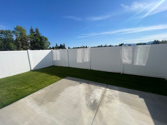 Building Photo - Newer Hayden Townhome