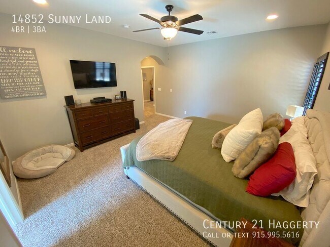 Building Photo - Gorgeous 4 Bedroom Refrig A/C Home