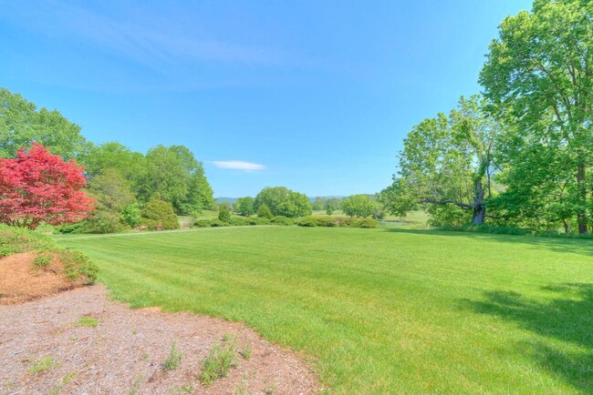 Building Photo - Scenic Country Club Home Minutes From Down...