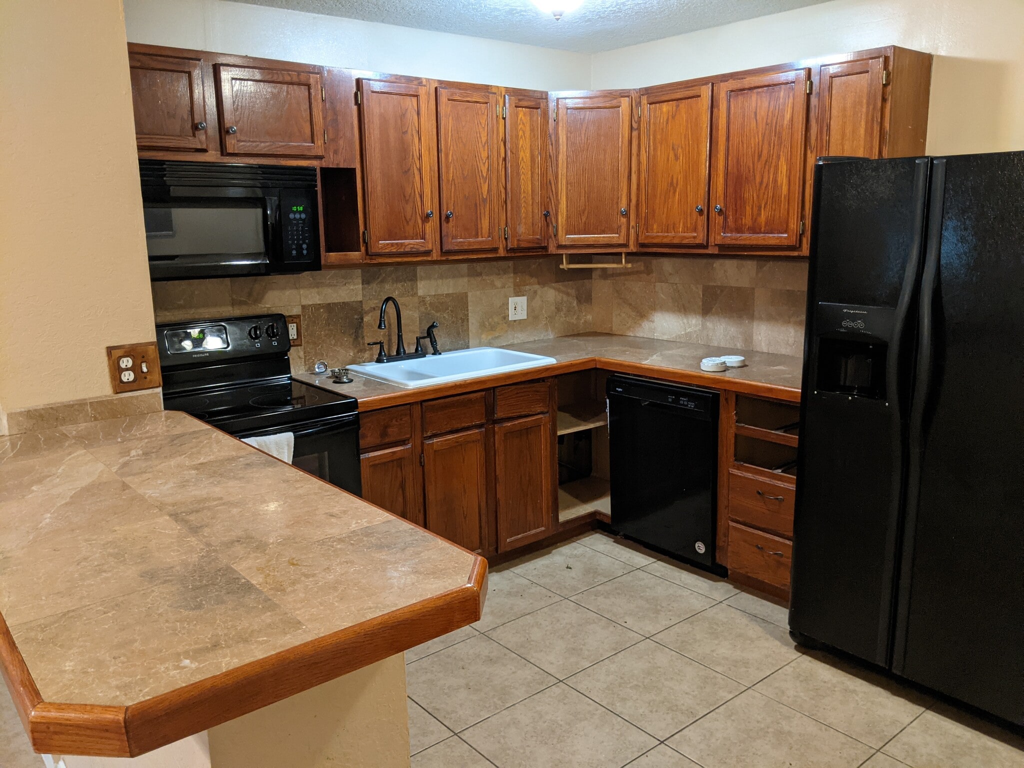 Building Photo - 2601 Bonneville Dr