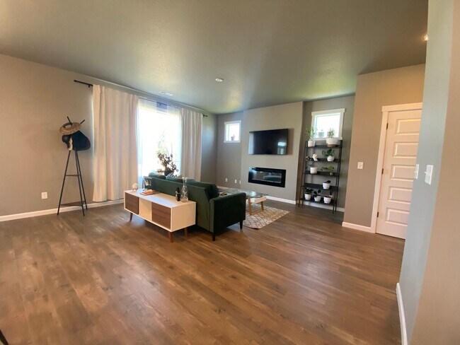 Building Photo - Beautiful 3-Bedroom Home with Covered Rear...