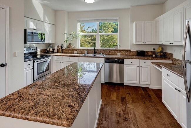 Building Photo - 3 Bed/ 2.75 Bath Townhome in Lynwood