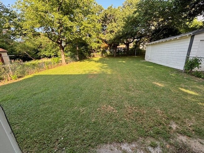 Building Photo - 2816 Putnam St