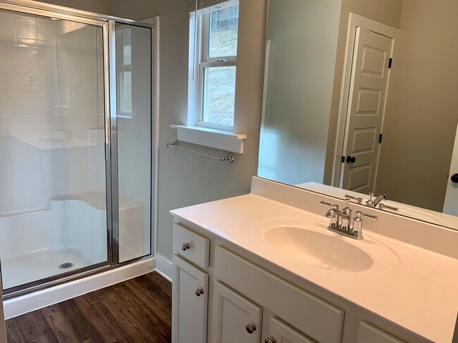 Building Photo - 3 bedroom home with garage and fenced backyard!