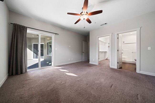Building Photo - 3-bedroom, 2-bathroom home in great neighb...