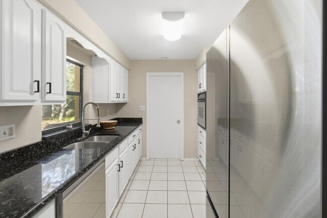 Building Photo - 1411 Crest Dr