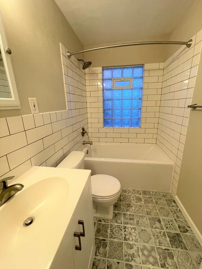 Building Photo - Clayton Ave (6521-23)