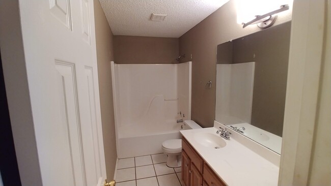 Guest Bath - 925 Eagles Nest Dr