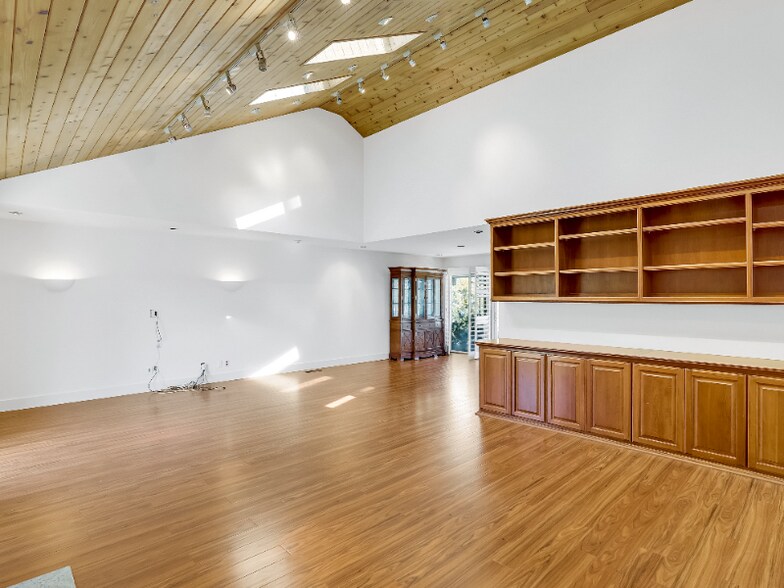 Building Photo - 1542 Santiago Dr