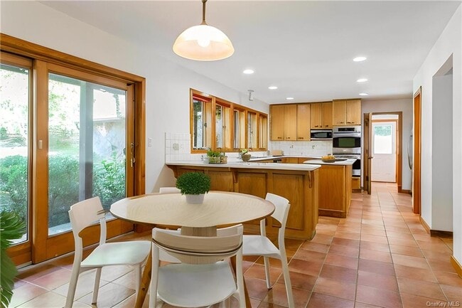 Building Photo - 61 Oak Hollow