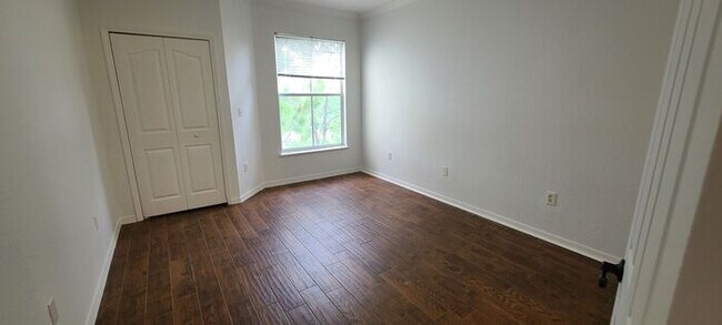 Building Photo - Spacious 2-Bed, 2-Bath Condo with Water Vi...