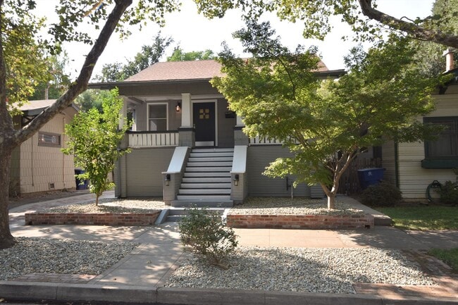 Building Photo - 306 24th St