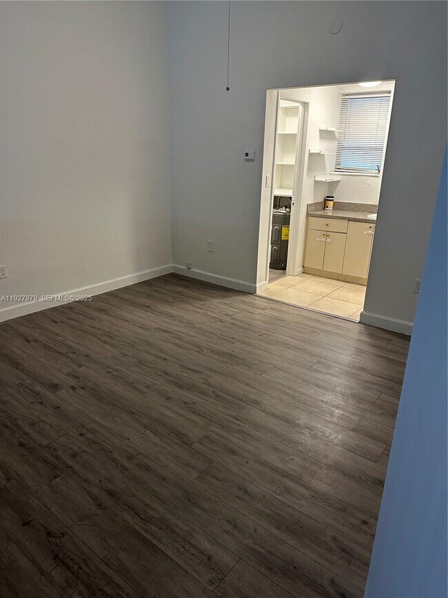 Building Photo - 1514 Salzedo St