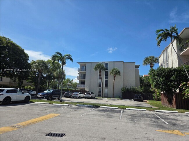 Building Photo - 6900 N Kendall Dr