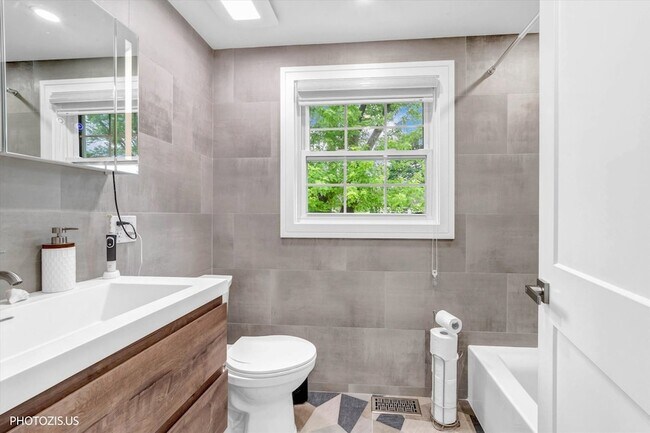 Building Photo - 1111 Plum Grove Cir