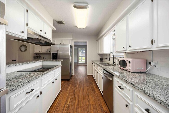 Building Photo - 5511 Green Timbers Dr