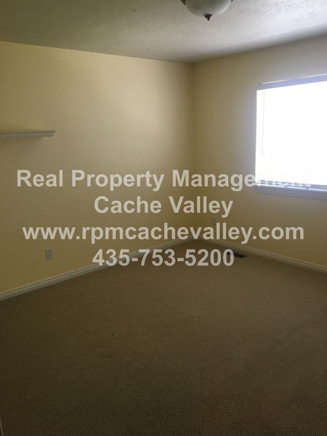 Building Photo - Pet Friendly, 2 br 1.5 bath Town home. Ava...