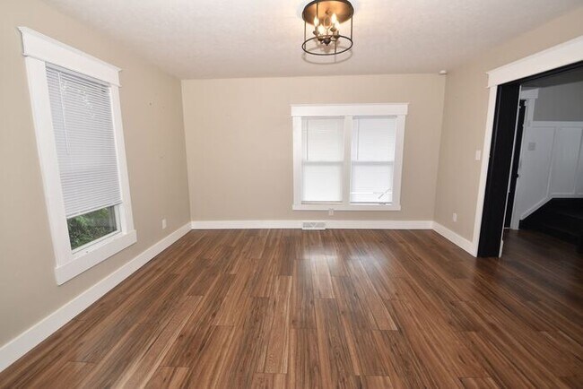 Building Photo - Central Mishawaka- close to Parks and Down...