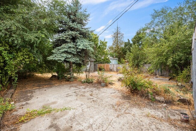 Building Photo - Centrally Located Home With Unbelievable C...