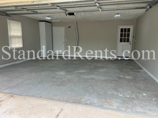 Building Photo - 4072 Plantation Dr