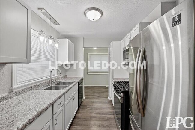 Building Photo - 4120 Parrakeet Ave