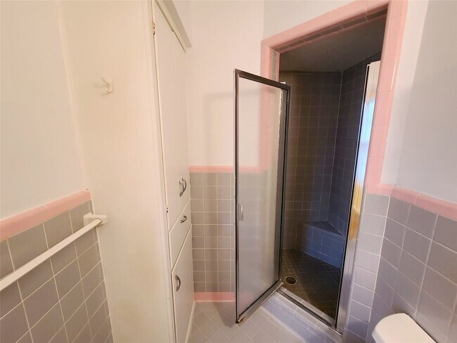 Building Photo - 1830 Viewcrest Dr