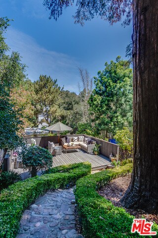 Building Photo - 8900 Hollywood Hills Rd