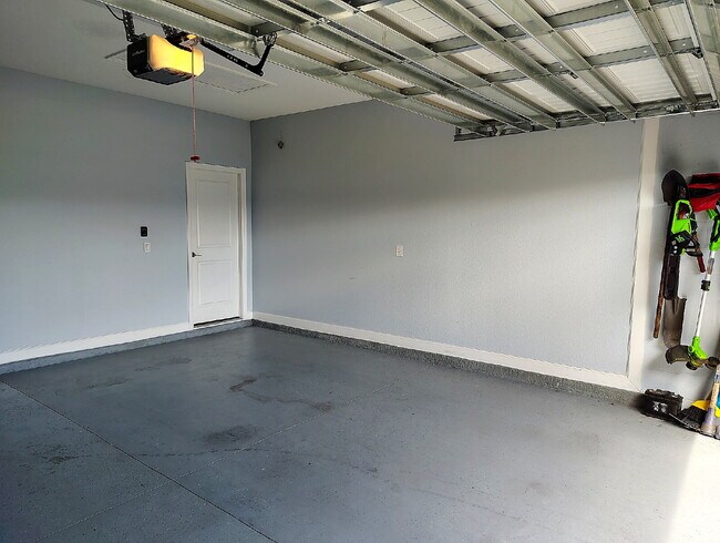 Building Photo - "Resort-Style Living in Davenport: Spacious 4-Bedroom Home with Solar Panels, Internet Included &...