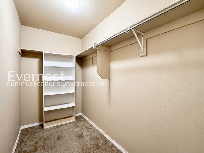 Building Photo - 3 Bed/2 Bath Home with Garage / Pet-Friendly / Available Now!