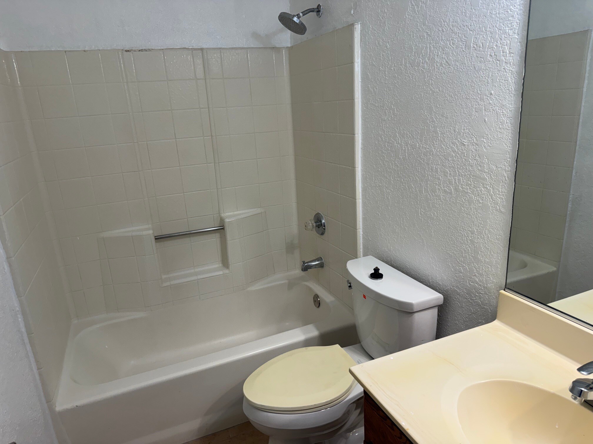 Building Photo - 13901 Caliente Dr