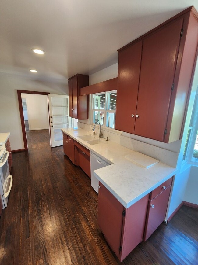 Building Photo - 4950 Rosehedge Dr