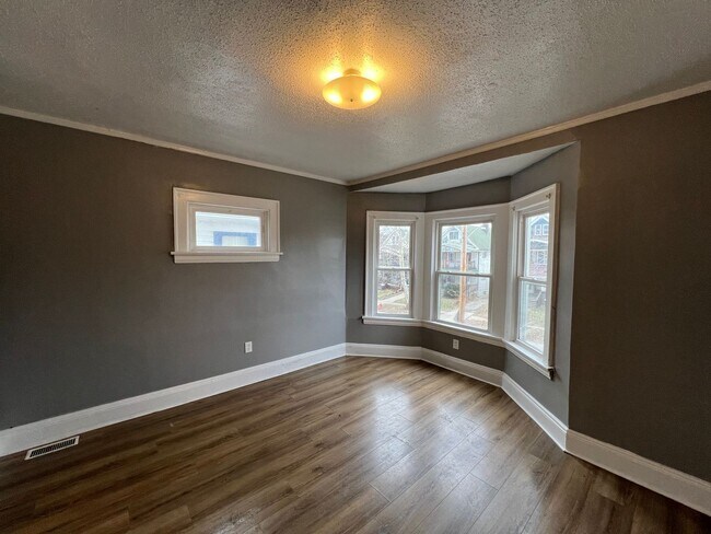 Building Photo - 10006 Lamontier Ave