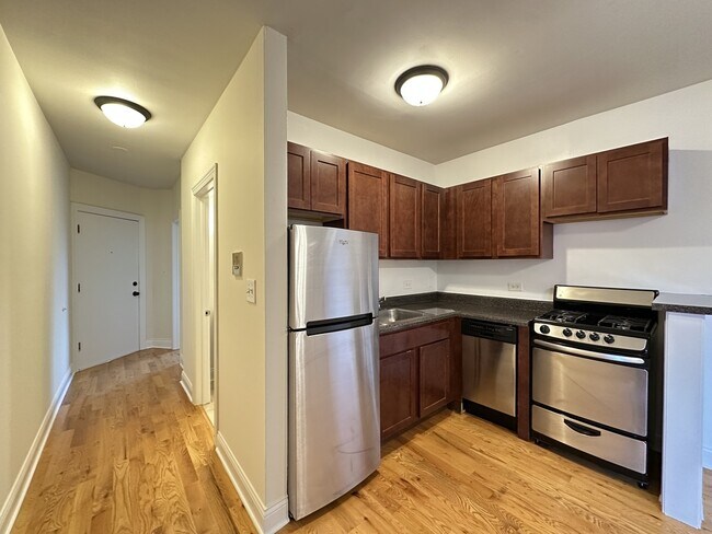 Building Photo - 824 W Cornelia