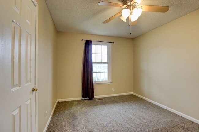 Building Photo - Fresh and Clean 4 bed Near Ft Campbell and...